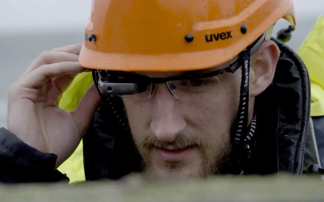 Arbeiter mit Datenbrille | Worker with smart glasses